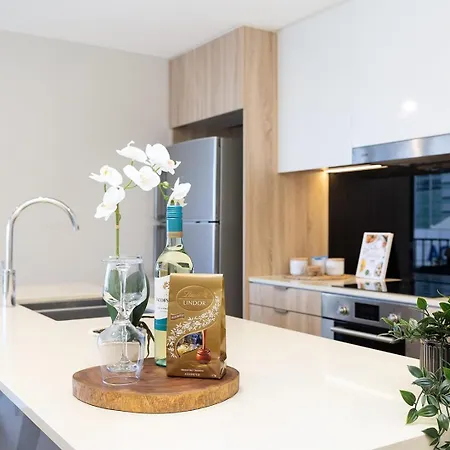 Rooftop Pool Stunning Queen Street Apartment