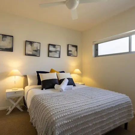 Modern 3br Riverside W Parking Near Shops And Park Apartment *