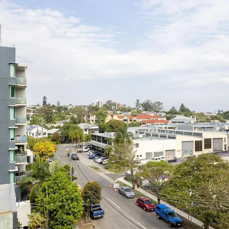 Modern 3br Riverside W Parking Near Shops And Park Apartment *