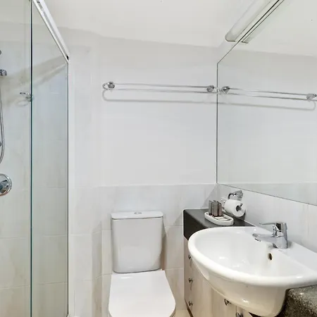 South 2-bed With Views & Parking Apartment *