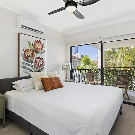 Apartment South 2-bed With Views & Parking *