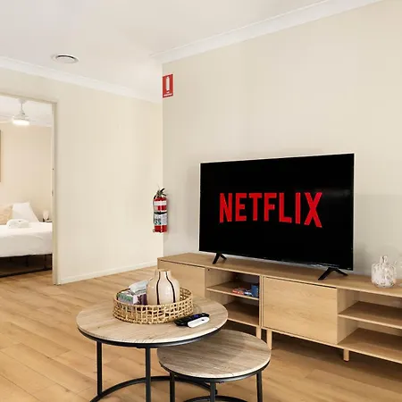 Parking! Netflix! Air-con! Convenient! Superhost! 6as Apartment *
