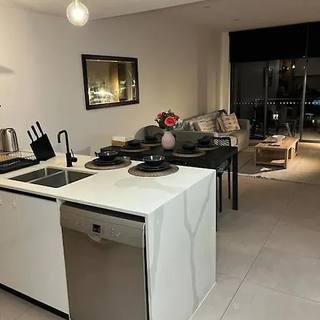 Spacious 2 Bed 2 Bathroom Unit In Heart Toowong Brisbane