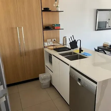 Spacious 2 Bed 2 Bathroom Unit In Heart Toowong Apartment
