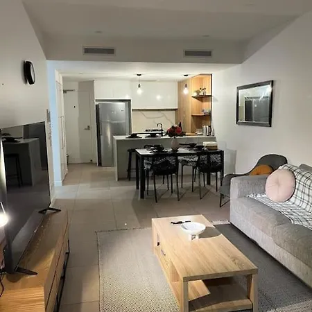 Spacious 2 Bed 2 Bathroom Unit In Heart Toowong Apartment *