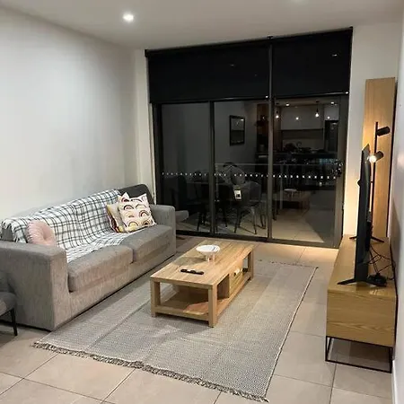 Spacious 2 Bed 2 Bathroom Unit In Heart Toowong Apartment