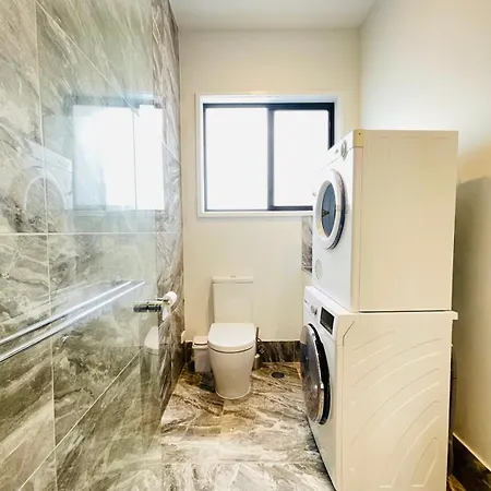 Guest house Independent With Onsuite And Small Kitchen