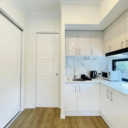 Independent With Onsuite And Small Kitchen