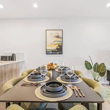 Apartment Family Retreat - Free Secure Car Park, Garden Westfield Shopping, Restaurants