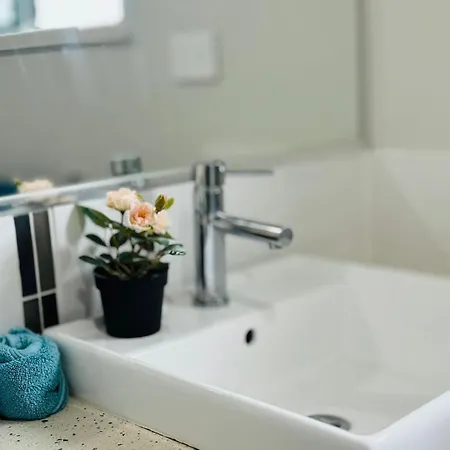Homestay 16a Serene Ensuite In Coopers Plains