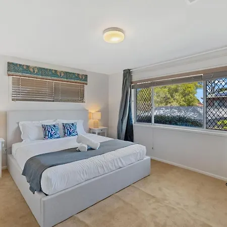 Holiday home Charming 4br House With Parking Near Sunnybank *