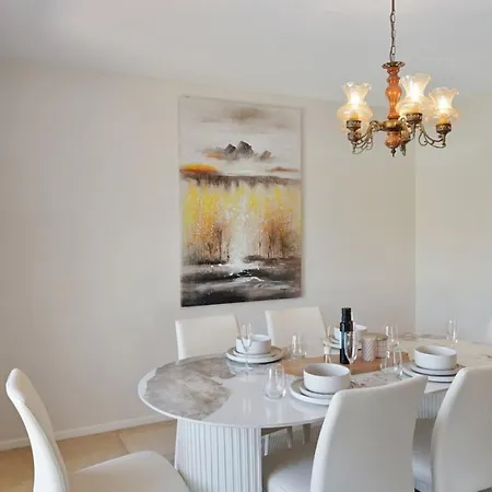Charming 4br House With Parking Near Sunnybank Holiday home