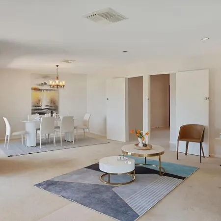 Holiday home Charming 4br House With Parking Near Sunnybank