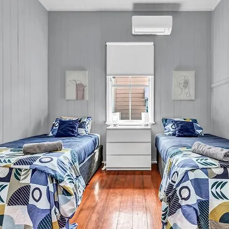 Gabba 2 Separate Homes 1 Block 6 Bdrms Holiday home