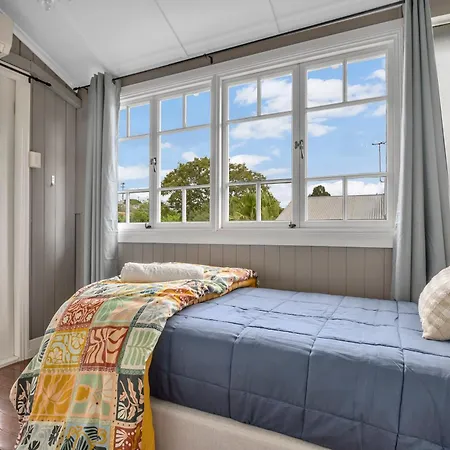 Cedar Street 5brms 3bths 2 Homes In 1 Holiday home *