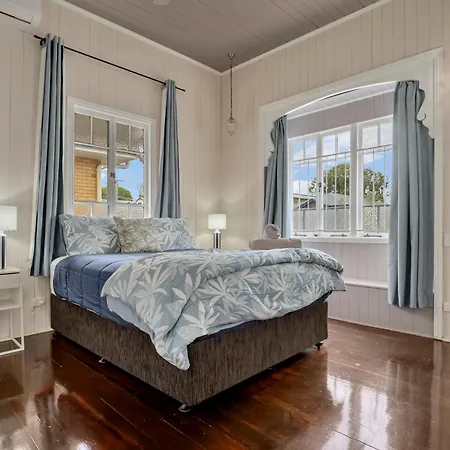 Cedar Street 5brms 3bths 2 Homes In 1 Holiday home Brisbane