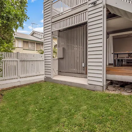 Holiday home Cedar Street 5brms 3bths 2 Homes In 1 Brisbane