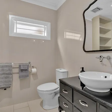 Cedar Street 5brms 3bths 2 Homes In 1 *
