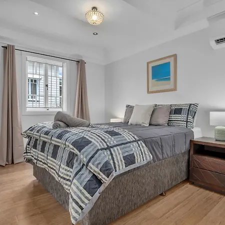 Cedar Street 5brms 3bths 2 Homes In 1 * Brisbane