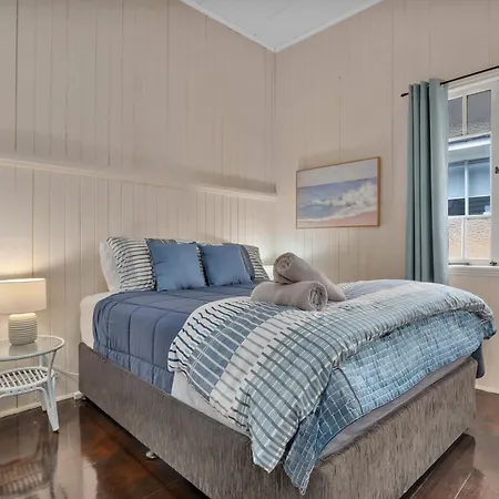 Cedar Street 5brms 3bths 2 Homes In 1 Holiday home Brisbane