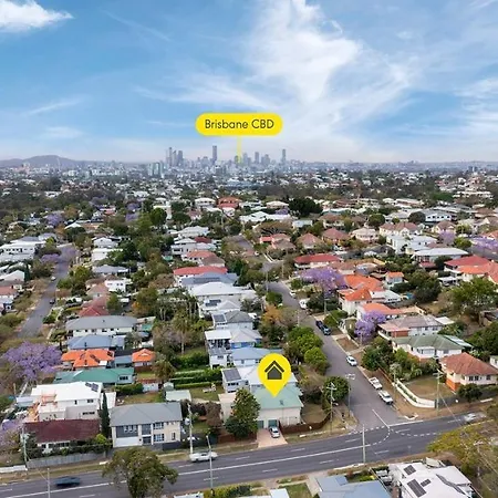 Holiday home 4bdr 2bth Holiday Holland Park Brisbane