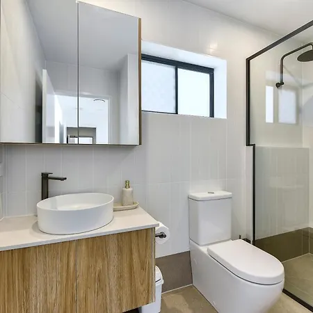 Newly Built Spacious Top Floor Apartment *
