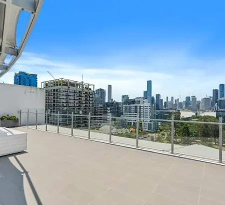 Spacious One-bedroom In South Apartment *