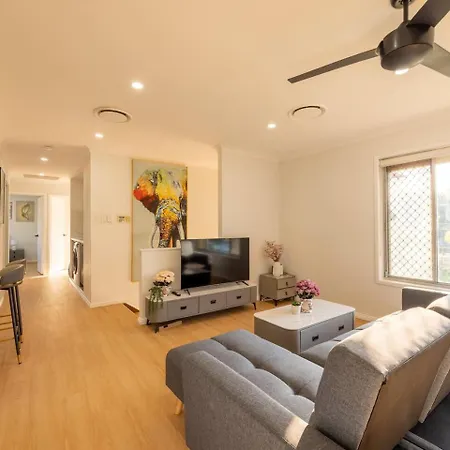 Super Value 4br House Near Westfield Shops And Parks *