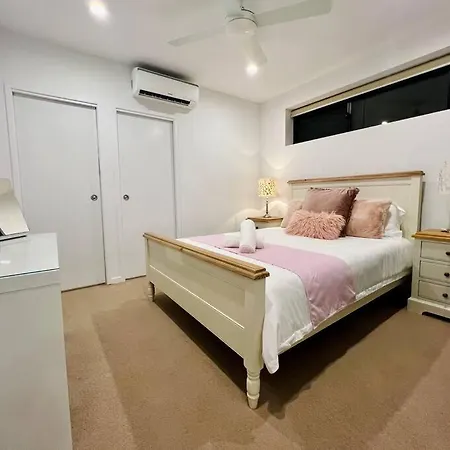 Modern Comfort Near Westfield