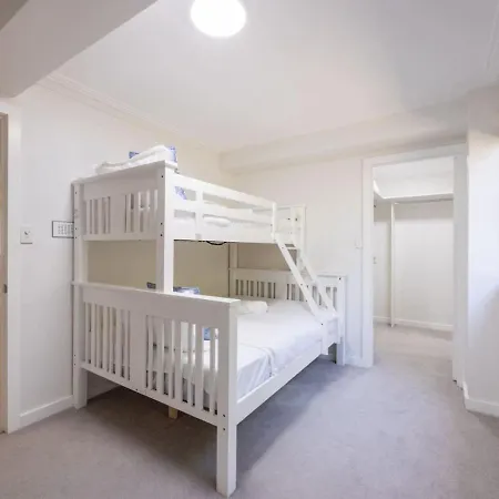 Holiday home Stunning View 5br With Balcony Near Malls Uni And Cbd *