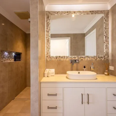 Holiday home Stunning View 5br With Balcony Near Malls Uni And Cbd Brisbane