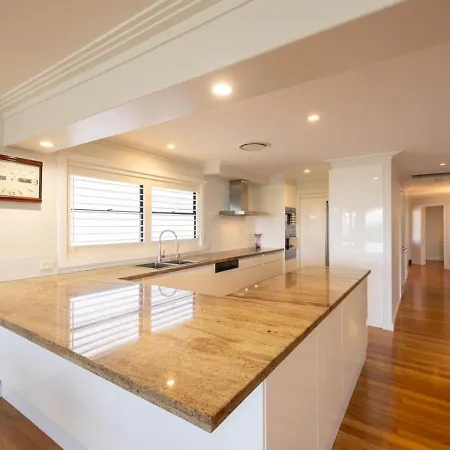Holiday home Stunning View 5br With Balcony Near Malls Uni And Cbd Brisbane