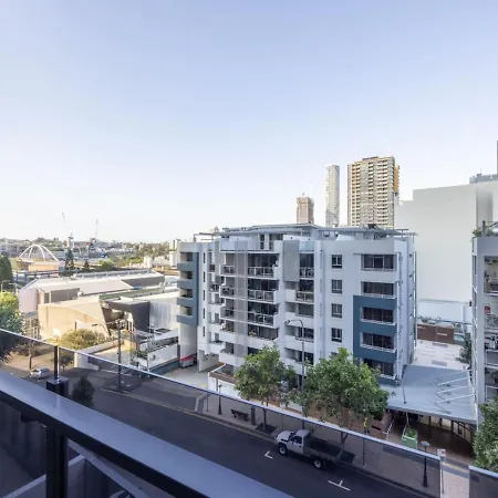 Cbd 3b2b Near Everything With Parking And Balcony Apartment *