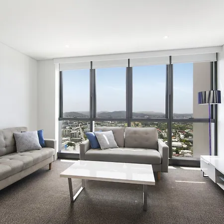 Cosy 1-bed With 41st Floor Views Pool & Gym Apartment