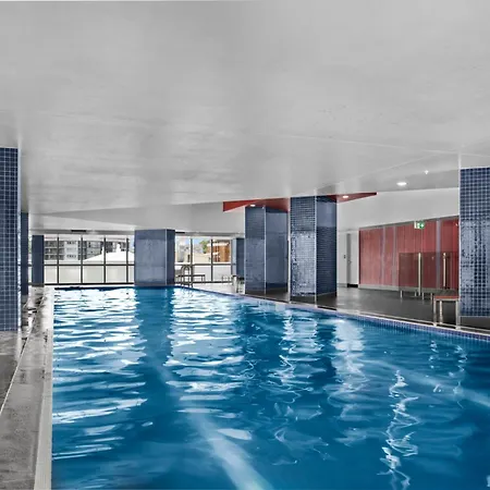 Cosy 1-bed With 41st Floor Views Pool & Gym Apartment *