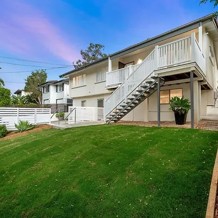 Holiday home Massive 5bdr Games Wi-fi Netflix Brisbane
