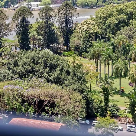 Luxe Living Chic2br In Prime Cbd Location Apartment