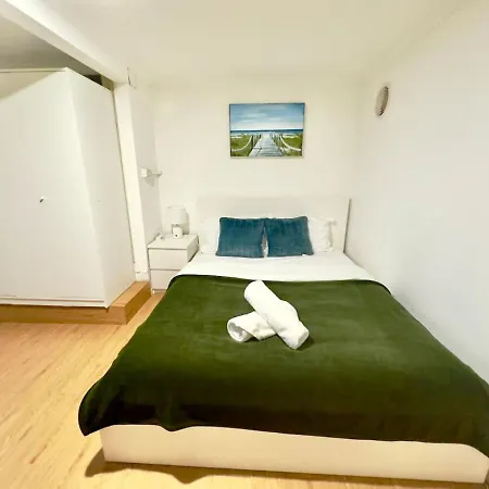 Prime 1br Near Transport And Retail Apartment *