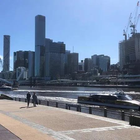 2brm With Beautiful View In A Great Location Free Parking Apartment *
