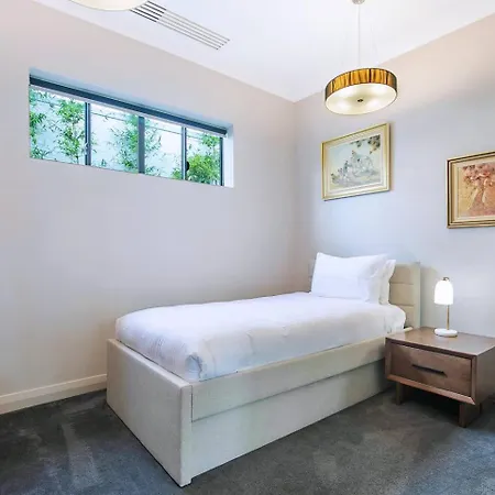 'the Stuart' Tri-level Luxury With Poolside Dining Apartment Brisbane