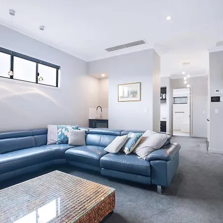 'the Stuart' Tri-level Luxury With Poolside Dining * Brisbane
