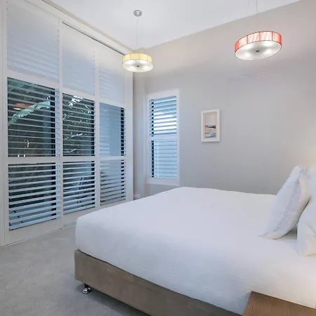 'the Stuart' Tri-level Luxury With Poolside Dining Apartment *