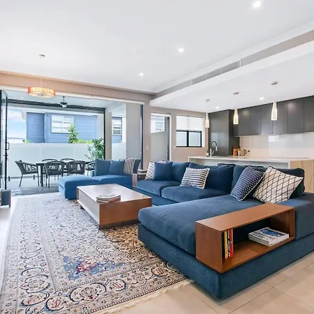 'the Stuart' Tri-level Luxury With Poolside Dining Brisbane