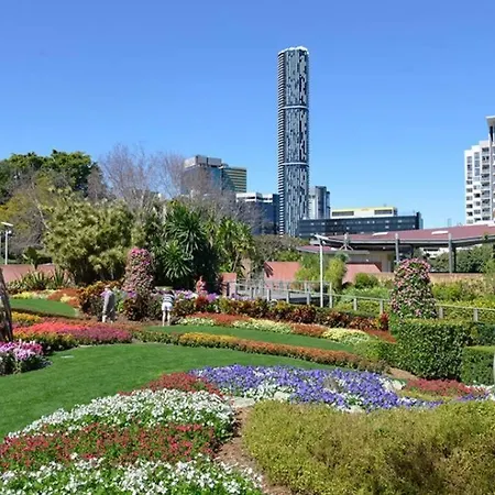 2br - Pool, Gym & Big Balcony M25 Apartment