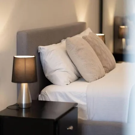 2br - Pool, Gym & Big Balcony M25 Apartment *