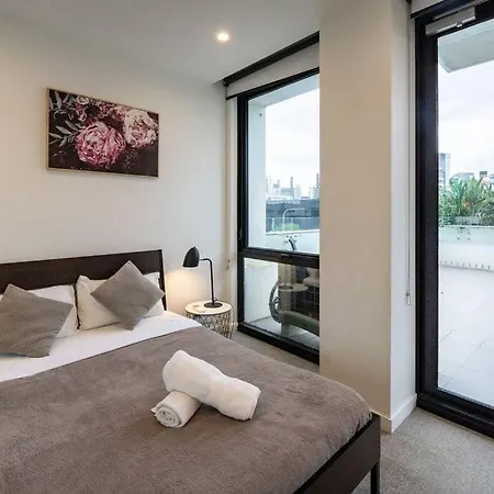 2br - Pool, Gym & Big Balcony M25 Apartment *
