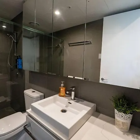 2br - Pool, Gym & Big Balcony M25 Apartment *