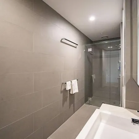 2br - Pool, Gym & Big Balcony M25 *