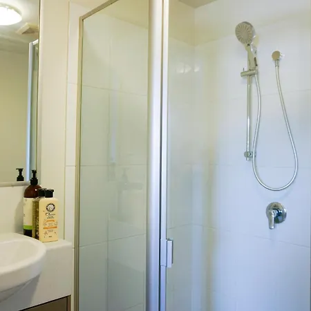 Located In The Heart Of Indooroopilly * Brisbane