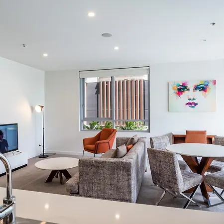 Modern 2 Bedroom With Parking South Apartment *